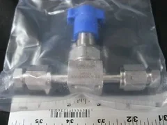 AMAT 3870-02318 VALVE MNL DIAPH 1/4VCR-F/F 3.38HT