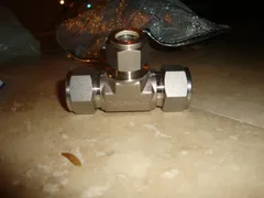  Swagelok SS-1210-3-12-8, reducing tee ( 3/4" x 3/4" x 1/2")