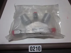 3870-02304, AMAT, VALVE BLOCK DIAPH 3WAY 1/4VCR-F/F/M