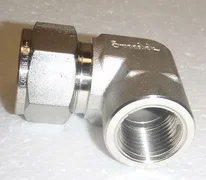 AMAT 3300-03906 Swagelok Adapter 1/2" FNPT X 3/4" Tube OD 90 Degree SS-1210-8-8 