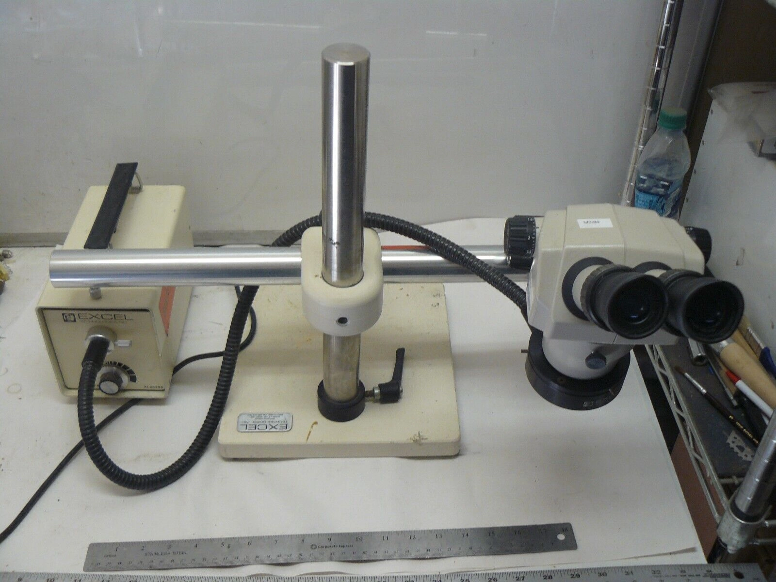 NIKON SMZ-1B STEREOSCOPIC MICROSCOPE WITH TWO 10X/21 EYEPIECES