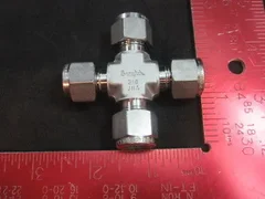 Applied Materials (AMAT) 3300-03363 FTG TBG UN CROSS 3/8T FEMALE SST