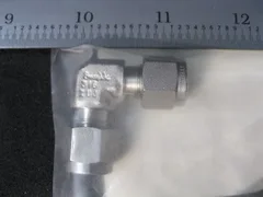 LAM 920-092060-004 ELBOW, SWAGELOK, T TO T