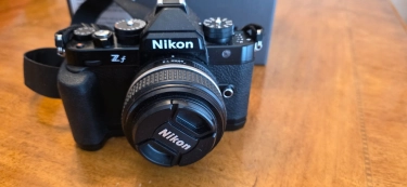 Nikon Z f 24.5MP Mirrorless Camera - Black (Kit with 40mm f/2 SE Lens) Plus grip